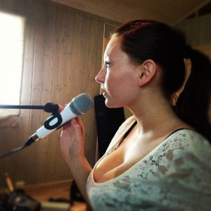 bigtits_Amateur_singer